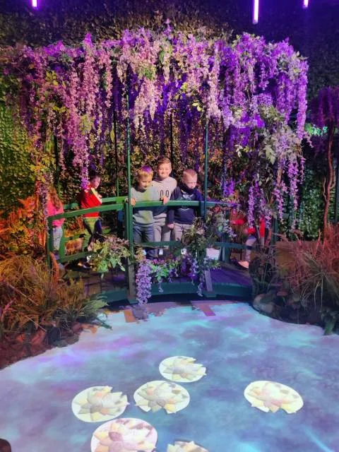 Schüler der Klasse 1a im Garten von Monet